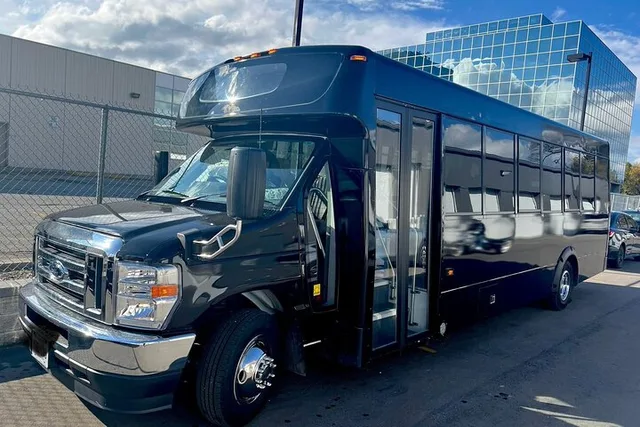 Toronto Airport Transfer to Niagara Minibus - Image 1