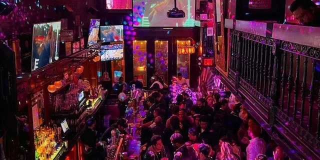 New York City Bar Crawl with Games and Live Music - Image 2