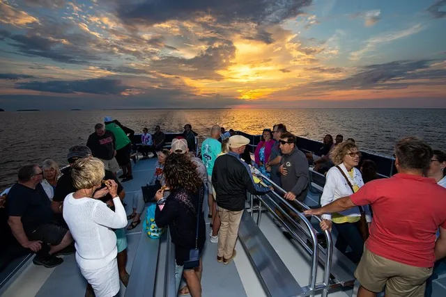 Green Bay Sunset Boat Cruise with Live Music - Image 1