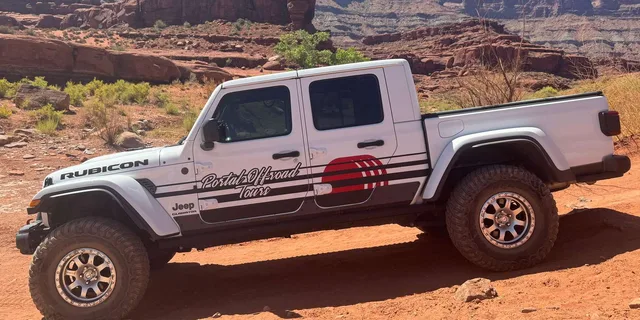 Moab Scenic Jeep Tour with Guide - Image 4