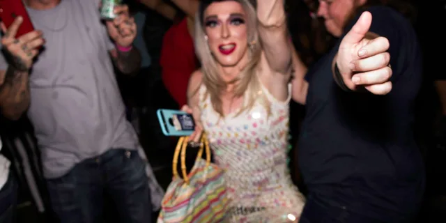 Savannah Drag Queen Pub Crawl - Image 5