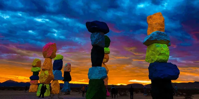 Las Vegas Mojave Desert and Seven Magic Mountains Tour - Image 2