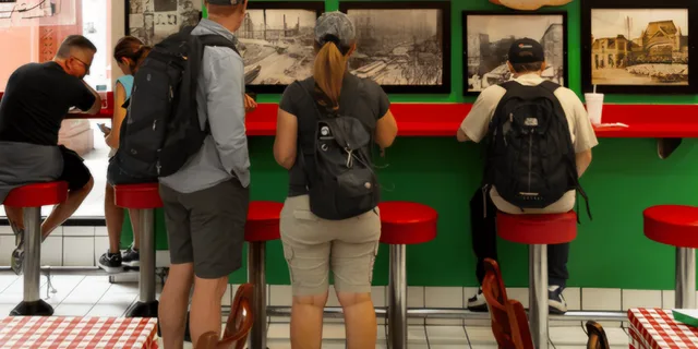 Chicago Loop Food Tour: Pizza, Dogs & Local Flavor 2 hr - Image 5