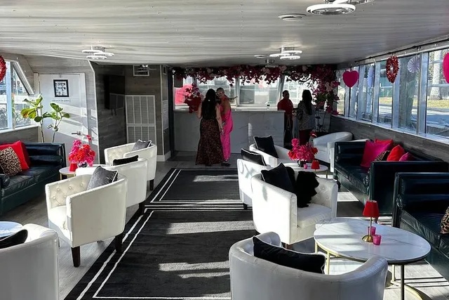Miami NYE Yacht Party with Dinner and Fireworks - Image 6