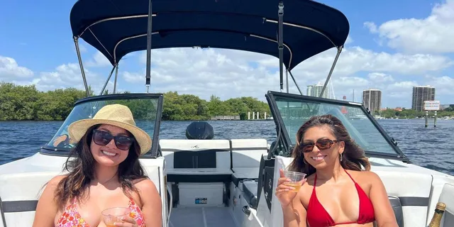 Miami Private Boat Ride with Champagne 1 hr - Image 5