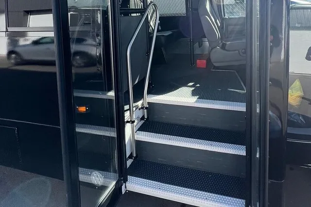 Toronto Airport Transfer to Niagara Minibus - Image 3