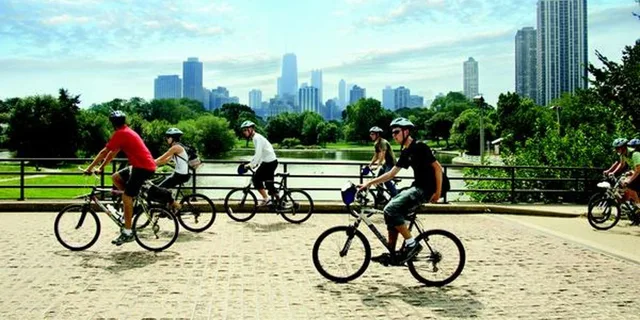 Chicago Lakefront Bike Tour - Image 1