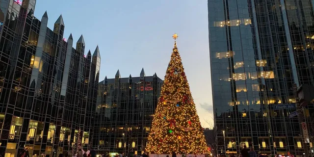 Pittsburgh Downtown Holiday Lights Walking Tour - Image 4