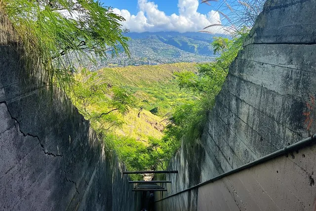 Oahu Island Experience with Diamond Head Hike - Image 3