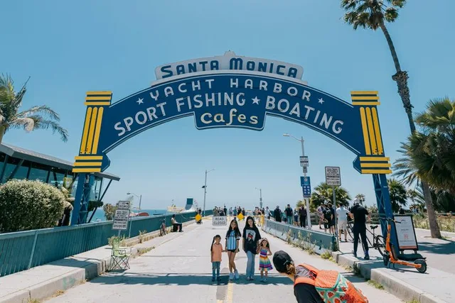 Los Angeles Iconic Sites Small Group Tour - Image 6