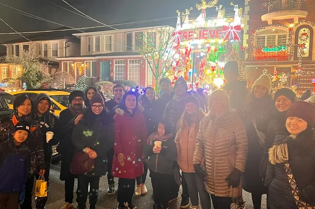 Brooklyn Christmas Lights Walking Tour - Image 1