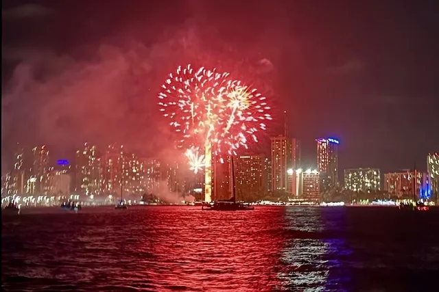 Waikiki Beach Catamaran Fireworks Tour - Image 5