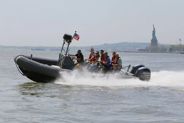 New York City Speedboat Tour to Statue of Liberty 30 Min - Image 4