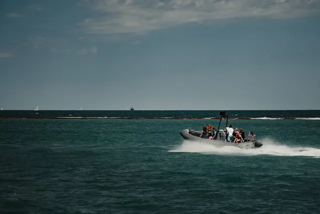Chicago Shoreline Adventure Boat Tour - Image 3