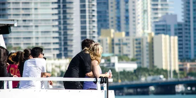 Miami Biscayne Bay Millionaire's Homes Cruise 90 Min - Image 3