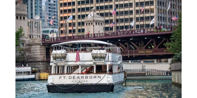 Chicago Architecture Boat Tour with Drinks - Image 5