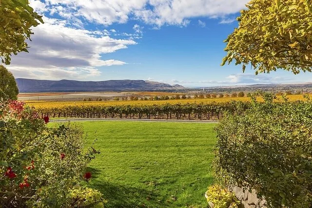 Seattle Wine and Waterfall Tour - Image 5