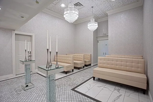 Las Vegas Wedding Package in Victorian Chapel 90 min - Image 6