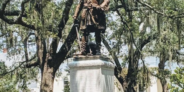 Savannah Historic District and Bonaventure Cemetery Private Tour - Image 2