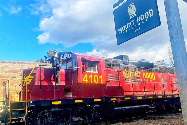 Portland Multnomah Falls Train Ride & Wine Tour - Image 1