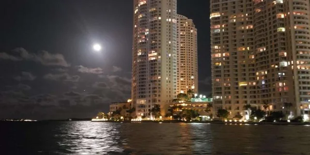 Miami Private Boat Tour with Bluetooth Stereo 2 hr - Image 5
