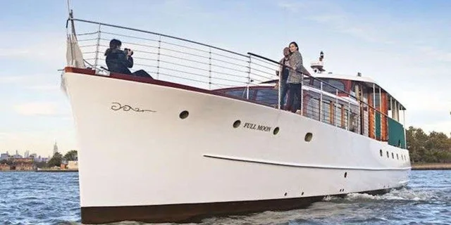 New York Fall Foliage Cruise on the Hudson River - Image 1