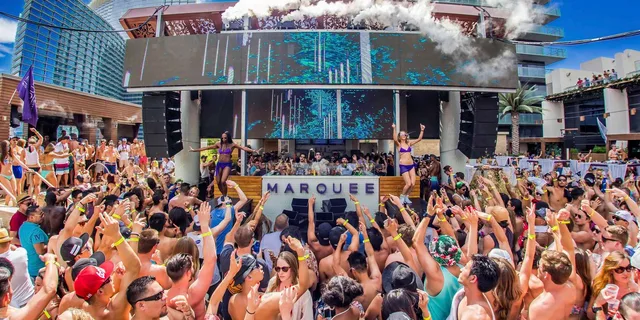Las Vegas Pool Party Crawl by Party Bus - Image 4