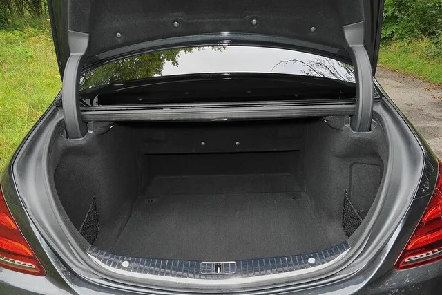 Honolulu Private Airport Transfer by Luxury Car - Image 6