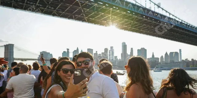 New York City Fireworks Cruise with Open Bar and Buffet - Image 3