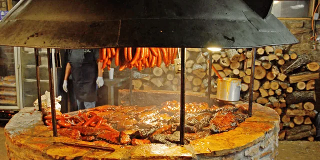 Austin Hill Country BBQ & Wine Shuttle - Image 2