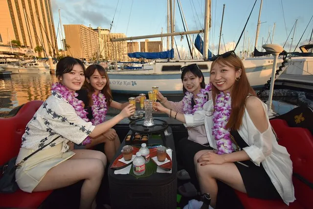 Waikiki Gondola Cruise with Lei and Refreshments 2 hr - Image 4