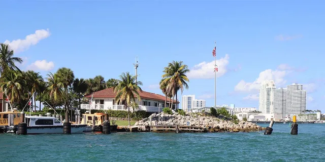 Miami Skyline Cruise of Millionaire Homes - Image 1