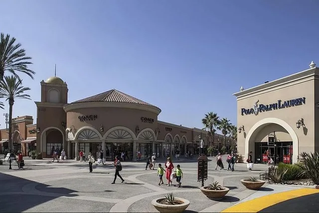 San Diego Shopping Tour to Las Americas Outlet - Image 4
