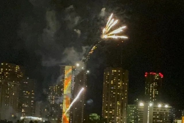 Waikiki Glass Bottom Boat Fireworks Tour - Image 6
