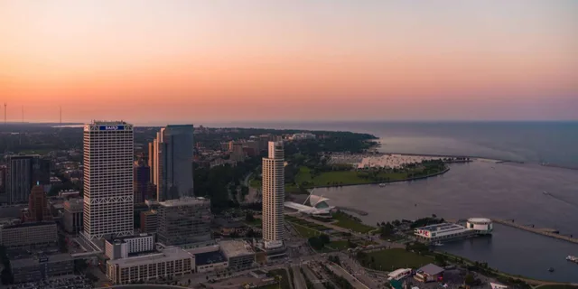 Milwaukee Helicopter Tour Over Downtown and Lakefront - Image 6