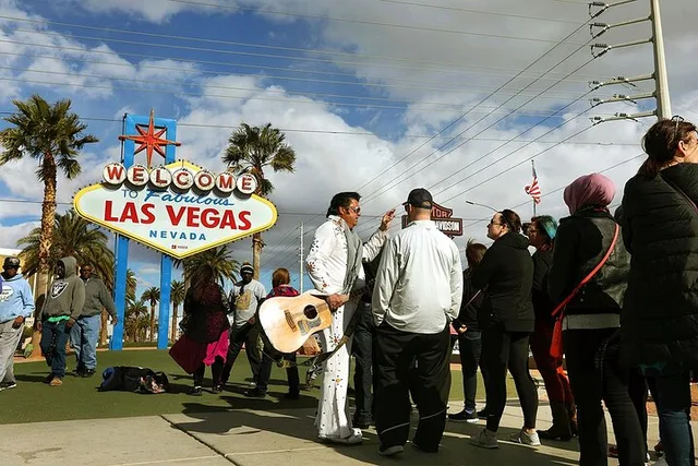 Las Vegas Seven Magic Mountains Tour - Image 5