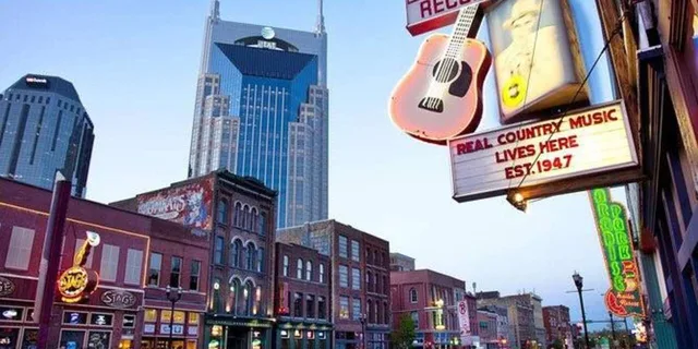Nashville City Tour with Local Singer-Songwriter 2 hr - Image 1