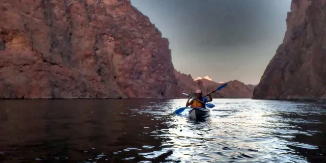 Las Vegas Twilight Paddle Experience - Image 1
