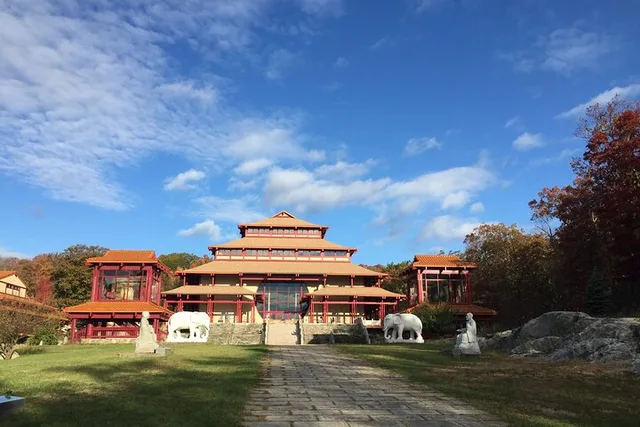 New York Chuang Yen & Woodbury Day Tour - Image 2