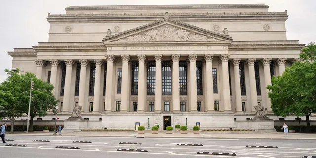 Washington DC National Archives and US Capitol Tour - Image 2