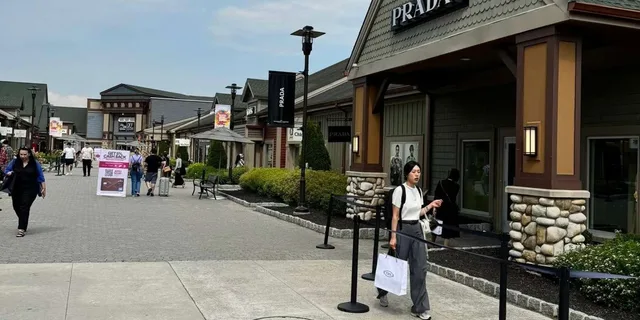 New York Private Transfer to Woodbury Common Outlets - Image 6
