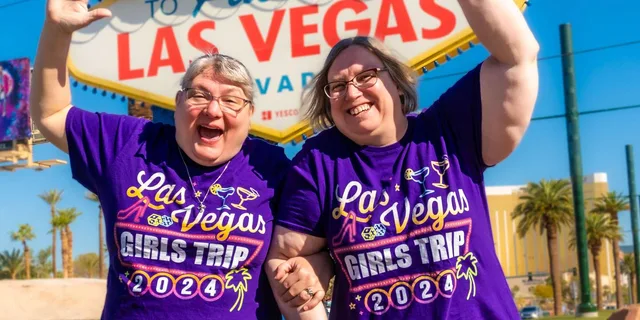 Las Vegas Sign and Seven Magic Mountains Photo Tour - Image 1