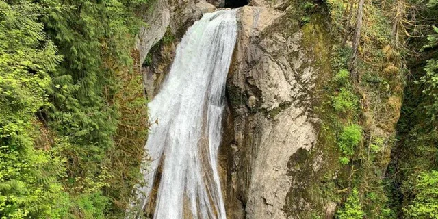 Seattle Waterfalls & Hiking Tour - Image 2
