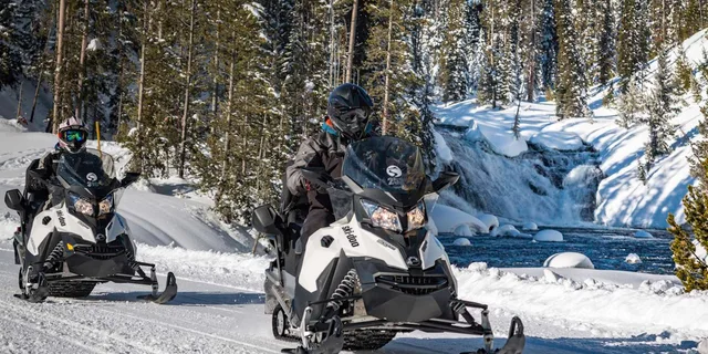 Jackson Yellowstone Snow Tour to Old Faithful - Image 3