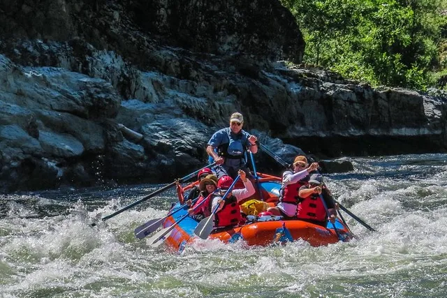 Rogue River Hellgate Canyon Raft Trip - Image 3