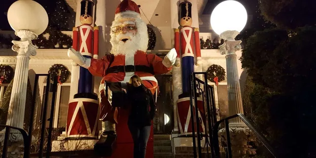 New York City Dyker Heights Christmas Lights Tour - Image 4