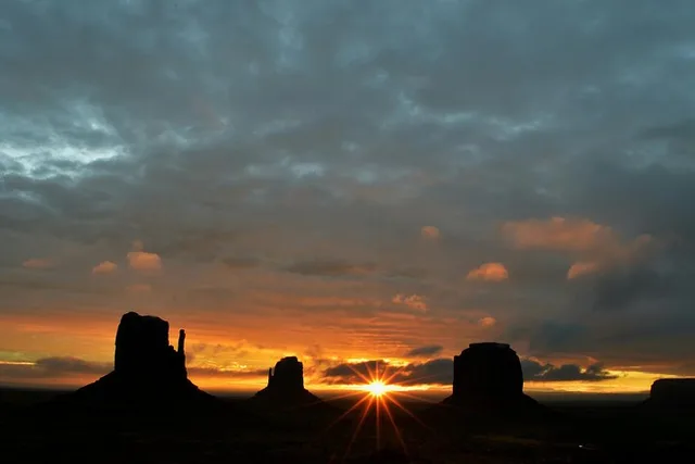 Monument Valley 4x4 Tour at Sunrise or Sunset - Image 5