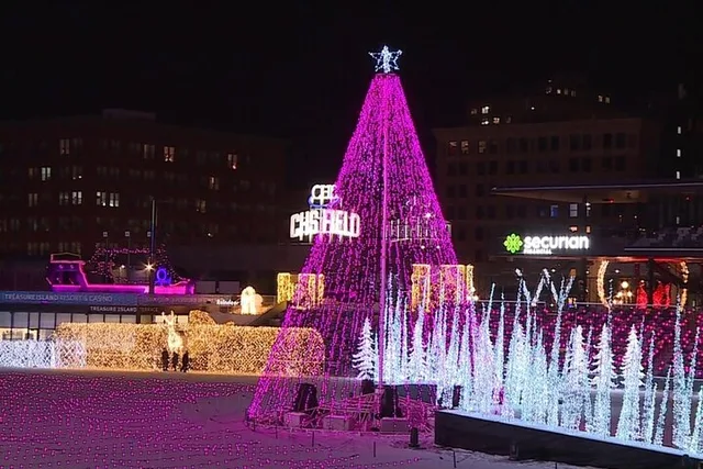 Minneapolis Christmas Walking Tour - Image 1