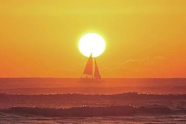 Honolulu Catamaran Sail at Sunset 90 min - Image 1