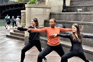 Chicago River Yoga Walk Tour 90 min